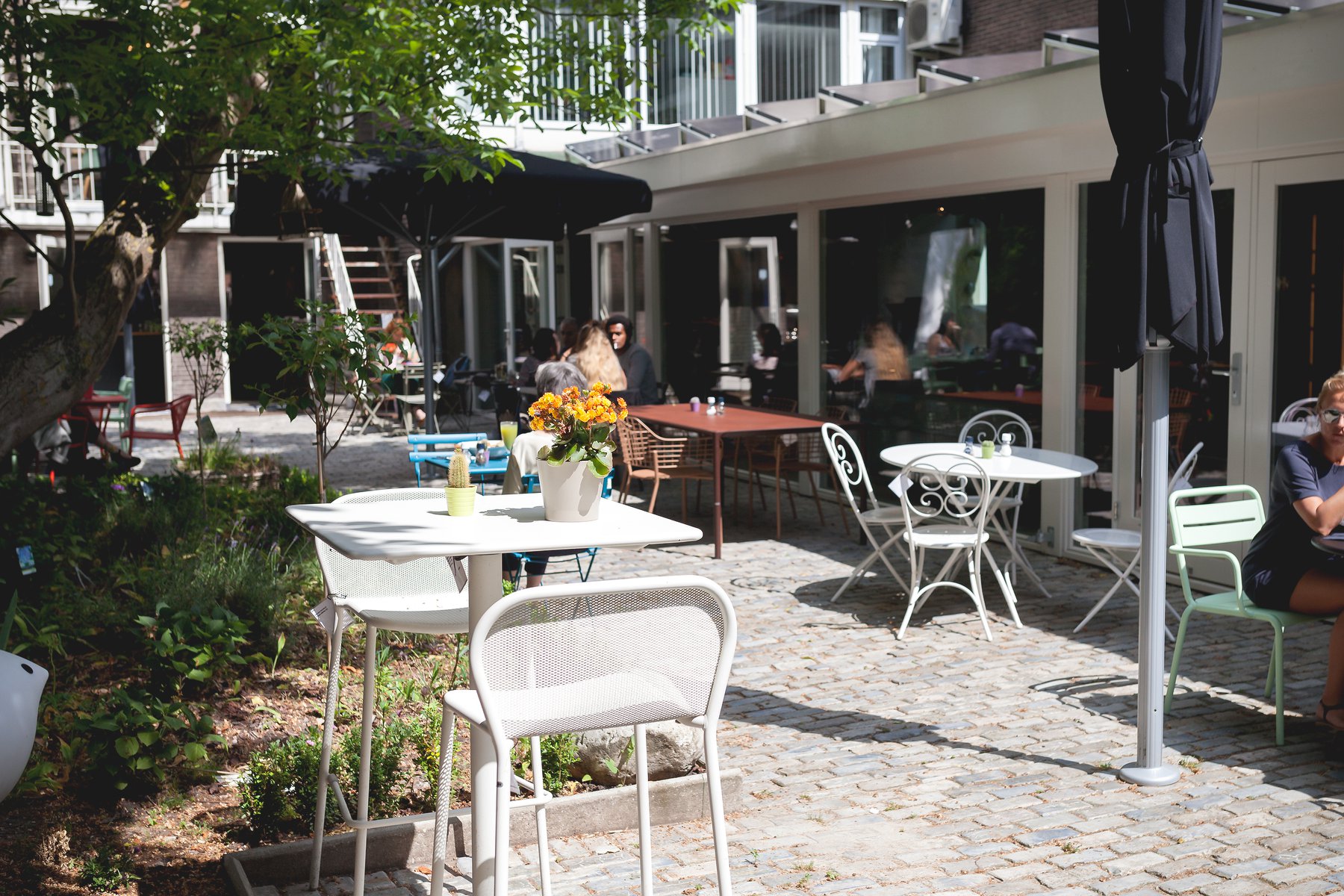 Tuinmeubelen van het merk Emu in onze binnentuin